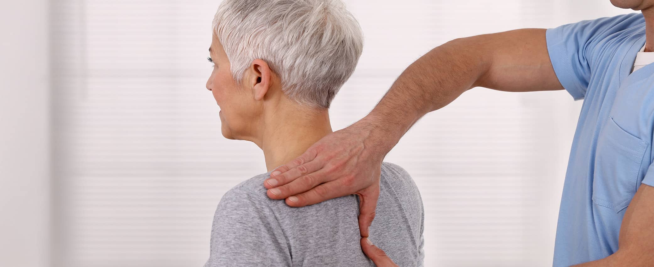 Ältere Frau bei der Behandlung durch Osteopathen